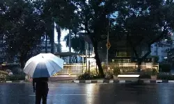 Jakarta diprakirakan diguyur hujan ringan dan petir pada Senin