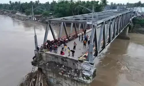 Jembatan jalur Banda Aceh–Medan ambruk diterjang banjir