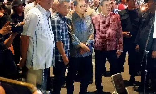 Menbud Fadli Zon serahkan bantuan alat musik dan nyanyi bareng musisi jalanan di Malioboro Menbud Fadli Zon serahkan bantuan alat musik dan nyanyi bareng musisi jalanan di Malioboro