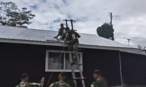 Prajurit Satgas Yonif 511 perbaiki lampu tenaga surya di Gereja Popome Prajurit Satgas Yonif 511 perbaiki lampu tenaga surya di Gereja Popome