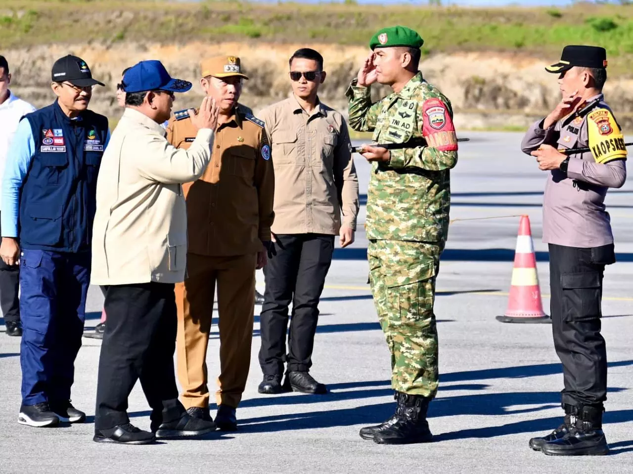 Dampingi Presiden tinjau bencana Sumatera, Mensos pastikan pengungsi dapat bantuan Dampingi Presiden tinjau bencana Sumatera, Mensos pastikan pengungsi dapat bantuan