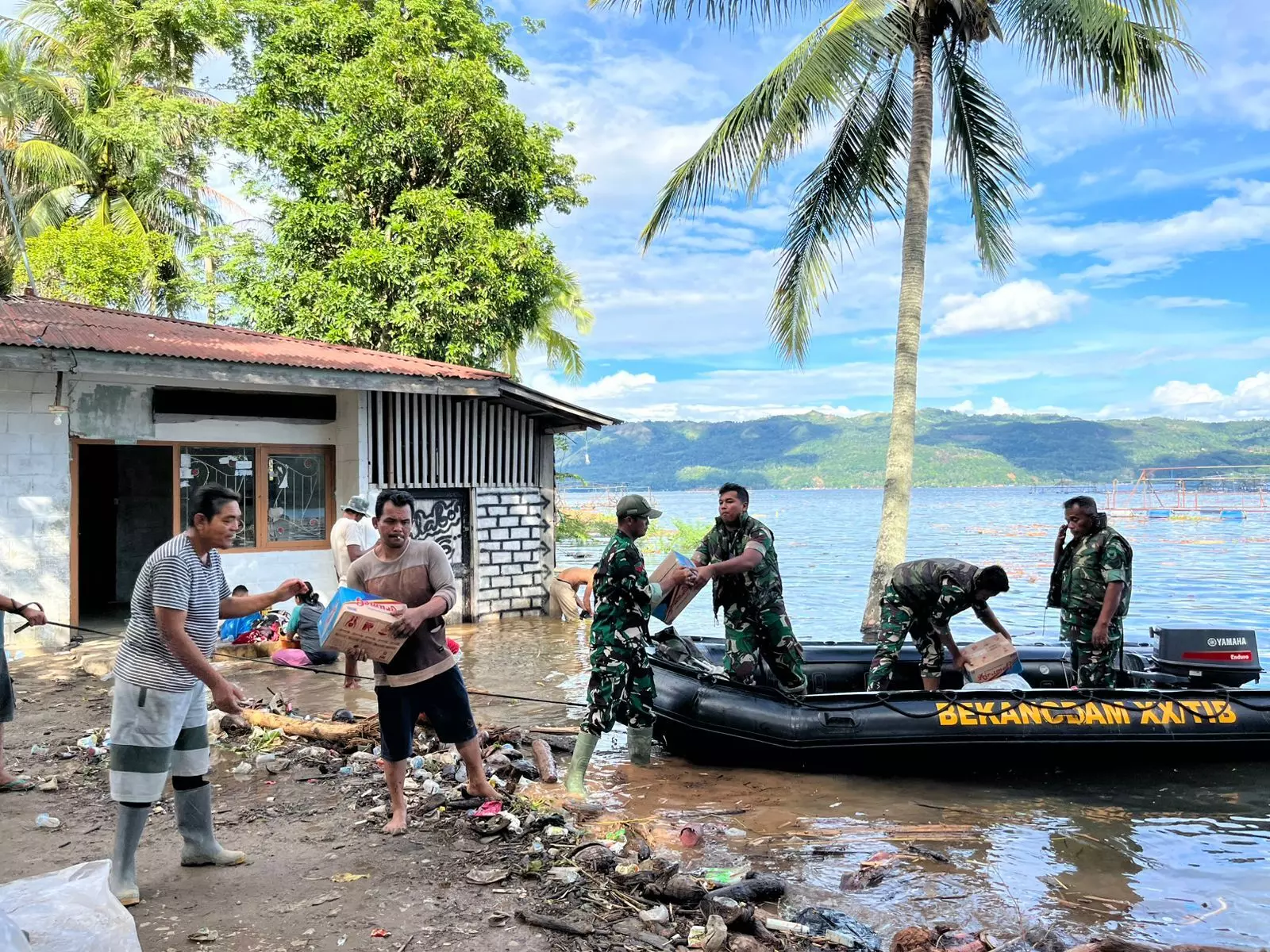 Banjir putuskan akses, TNI tempuh 12 mil lalui Danau Singkarak salurkan bantuan Banjir putuskan akses, TNI tempuh 12 mil lalui Danau Singkarak salurkan bantuan