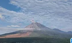 Gunung Semeru kembali erupsi dengan letusan setinggi 900 meter