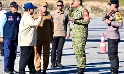 Dampingi Presiden tinjau bencana Sumatera, Mensos pastikan pengungsi dapat bantuan Dampingi Presiden tinjau bencana Sumatera, Mensos pastikan pengungsi dapat bantuan