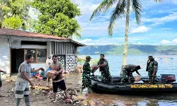 Banjir putuskan akses, TNI tempuh 12 mil lalui Danau Singkarak salurkan bantuan