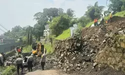 Longsor di Jalan Terusan Gegerkalong Hilir Bandung Barat, timpa satu mobil