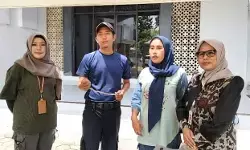 Petugas Damkar Brebes selamatkan warga dari ular di dalam kendaraan Petugas Damkar Brebes selamatkan warga dari ular di dalam kendaraan