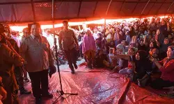 Di Posko Pariaman, Prabowo puji semangat penyintas banjir