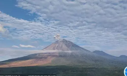 Gunung Semeru kembali erupsi dengan letusan setinggi 900 meter