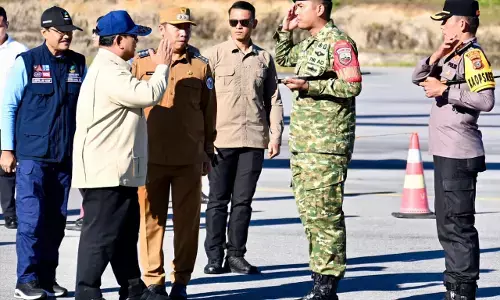 Dampingi Presiden tinjau bencana Sumatera, Mensos pastikan pengungsi dapat bantuan