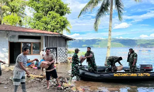 Banjir putuskan akses, TNI tempuh 12 mil lalui Danau Singkarak salurkan bantuan Banjir putuskan akses, TNI tempuh 12 mil lalui Danau Singkarak salurkan bantuan