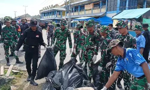 Sambut Natal, Kodim 1710/Mimika gelar karya bakti bersihkan lingkungan pasar Sambut Natal, Kodim 1710/Mimika gelar karya bakti bersihkan lingkungan pasar