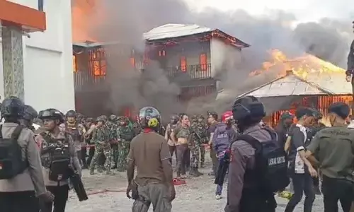 Kodim 1702 turunkan personel padamkan kebakaran pastori El-Shaday