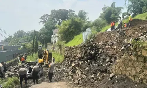 Longsor di Jalan Terusan Gegerkalong Hilir Bandung Barat, timpa satu mobil