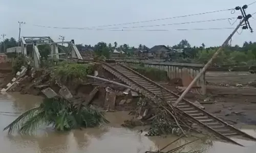 Sejumlah titik jalur rel kereta api di Aceh mengalami longsor karena banjir Sejumlah titik jalur rel kereta api di Aceh mengalami longsor karena banjir