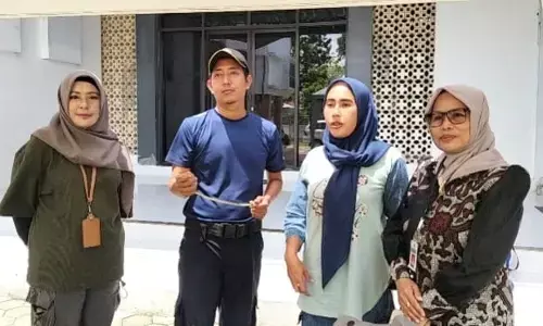 Petugas Damkar Brebes selamatkan warga dari ular di dalam kendaraan