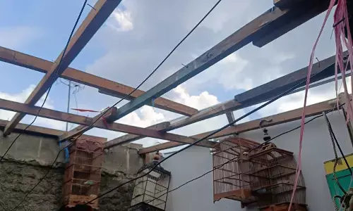 Puting beliung terjang Sekeloa Kota Bandung, rusak rumah warga