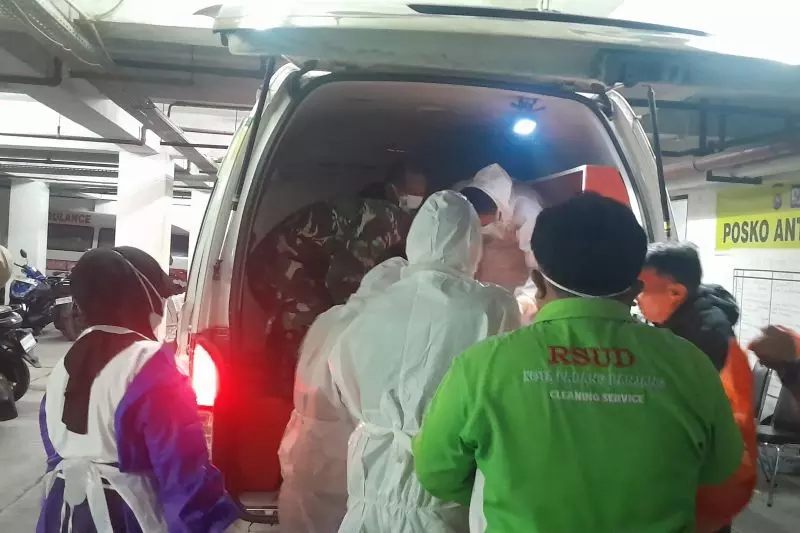 SAR temukan jenazah prajurit TNI yang gugur terseret banjir bandang SAR temukan jenazah prajurit TNI yang gugur terseret banjir bandang