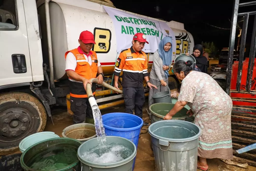 BAZNAS distribusikan air bersih bagi warga terdampak banjir di Kota Padang BAZNAS distribusikan air bersih bagi warga terdampak banjir di Kota Padang