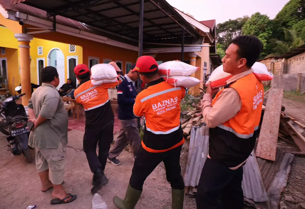 BAZNAS salurkan bahan makanan bagi korban terdampak banjir di Kota Padang BAZNAS salurkan bahan makanan bagi korban terdampak banjir di Kota Padang