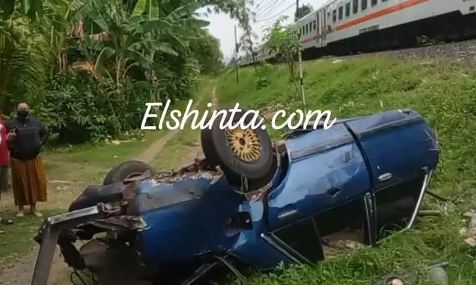 Empat korban meninggal dunia, satu korban luka-luka setelah tertabrak KA Mutiara Timur Empat korban meninggal dunia, satu korban luka-luka setelah tertabrak KA Mutiara Timur