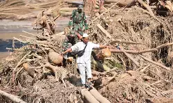 Akses terputus, TNI evakuasi warga terjebak banjir dan gunakan tali salurkan bantuan