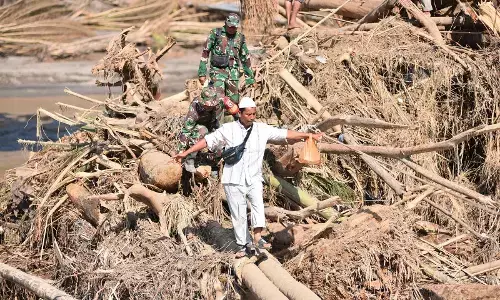 Akses terputus, TNI evakuasi warga terjebak banjir dan gunakan tali salurkan bantuan