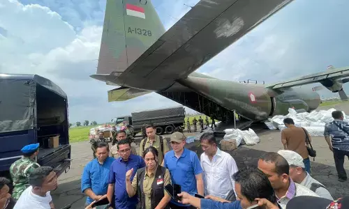 Utusan khusus Presiden RI antar bantuan ke Sumut dan Aceh dengan Hercules