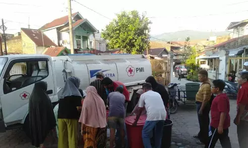 PMI salurkan 250 ribu liter air bersih bagi warga terdampak di Padang PMI salurkan 250 ribu liter air bersih bagi warga terdampak di Padang