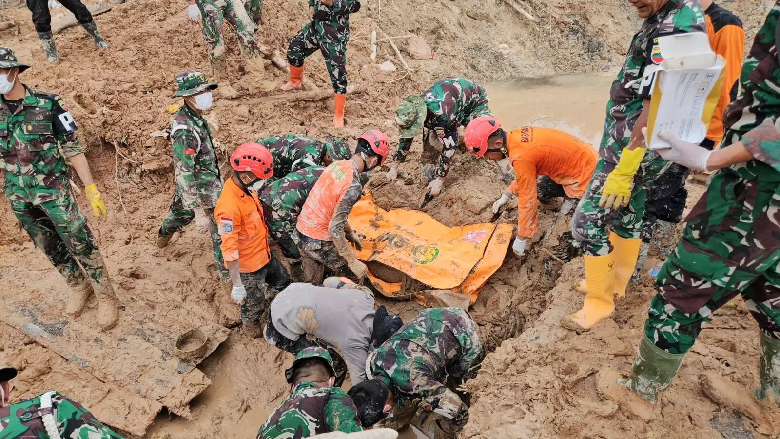 Tim Operasi SAR kembali temukan 4 korban longsor di Adian Koting, Tapanuli Utara Tim Operasi SAR kembali temukan 4 korban longsor di Adian Koting, Tapanuli Utara