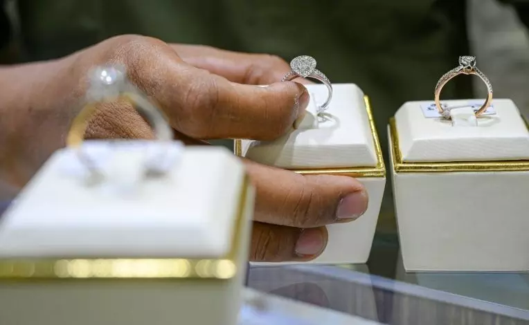 Emas UBS-Galeri24 di Pegadaian hari ini lanjutkan tren penurunan harga