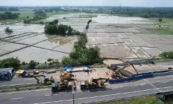 Pemadatan material base A di jalur Tol Medan–Kualanamu–Tebing Tinggi yang amblas