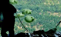 TNI Lakukan Airdrop bantuan untuk warga terisolasi banjir Aceh Tamiang TNI Lakukan Airdrop bantuan untuk warga terisolasi banjir Aceh Tamiang