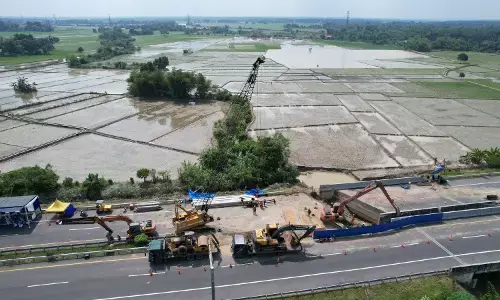 Pemadatan material base A di jalur Tol Medan–Kualanamu–Tebing Tinggi yang amblas Pemadatan material base A di jalur Tol Medan–Kualanamu–Tebing Tinggi yang amblas