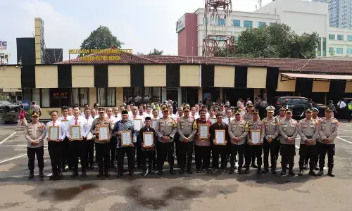 Kapolres Metro Depok berikan penghargaan pada 56 Anggotanya dan 4 warga sipil Kapolres Metro Depok berikan penghargaan pada 56 Anggotanya dan 4 warga sipil