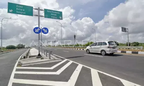 Ketika jalan tak sama rata di NTB Ketika jalan tak sama rata di NTB