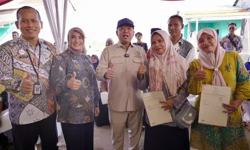 Menteri ATR/BPN Nusron serahkan 546 sertipikat konsolidasi tanah di Jawa Tengah
