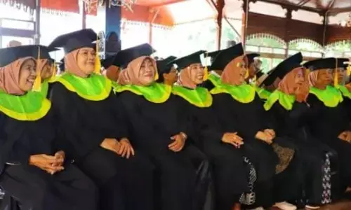 120 lansia di Kudus ikuti Wisuda Sekolah Lansia