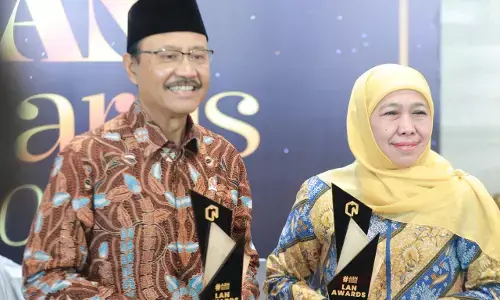Gus Ipul dan Khofifah terima Penghargaan Transformational Leader dari LAN Gus Ipul dan Khofifah terima Penghargaan Transformational Leader dari LAN