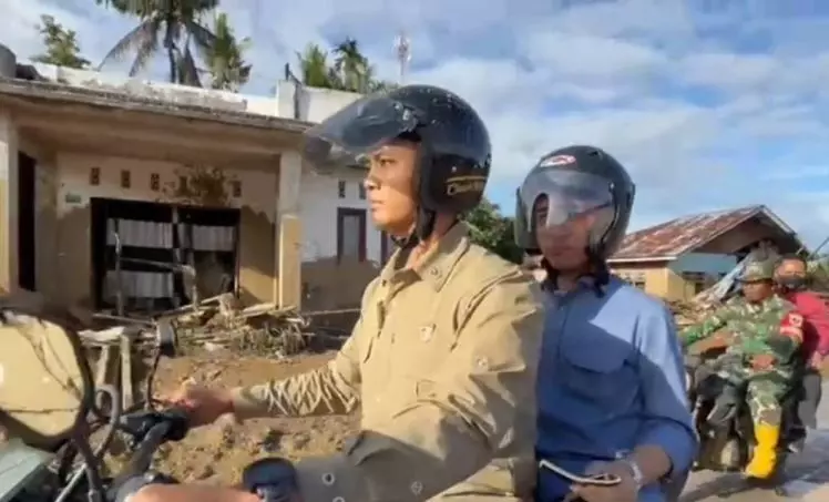 Gibran naik motor trail kunjungi lokasi bencana di Kabupaten Agam Gibran naik motor trail kunjungi lokasi bencana di Kabupaten Agam