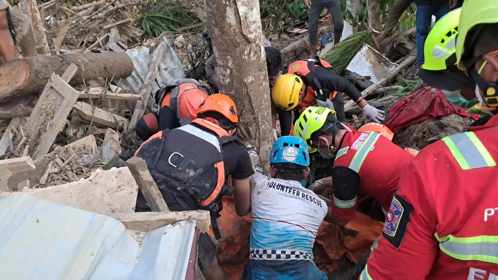 Tim SAR gabungan kembali temukan dua korban banjir bandang di Aek Ngadol, Tapsel Tim SAR gabungan kembali temukan dua korban banjir bandang di Aek Ngadol, Tapsel