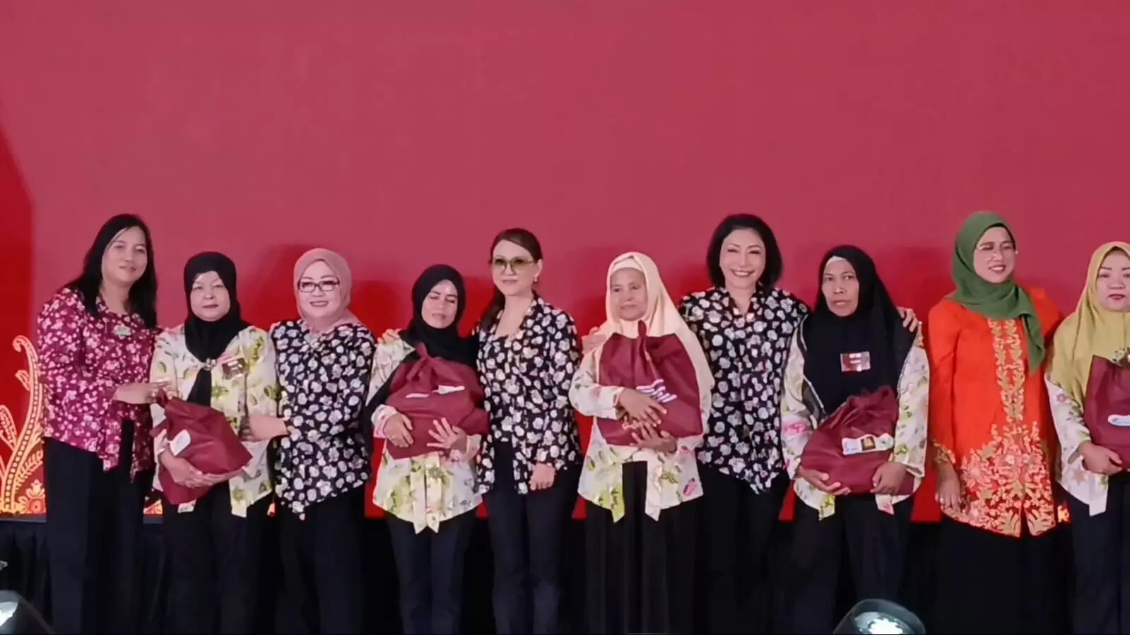 Perjuangan buruh pengupas bawang dirayakan Komunitas Kebaya Jakarta