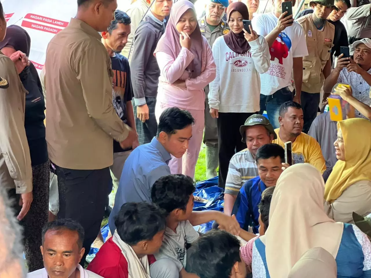 Tinjau lokasi banjir di Agam Sumbar, Wapres pastikan layanan pengungsi berjalan baik Tinjau lokasi banjir di Agam Sumbar, Wapres pastikan layanan pengungsi berjalan baik