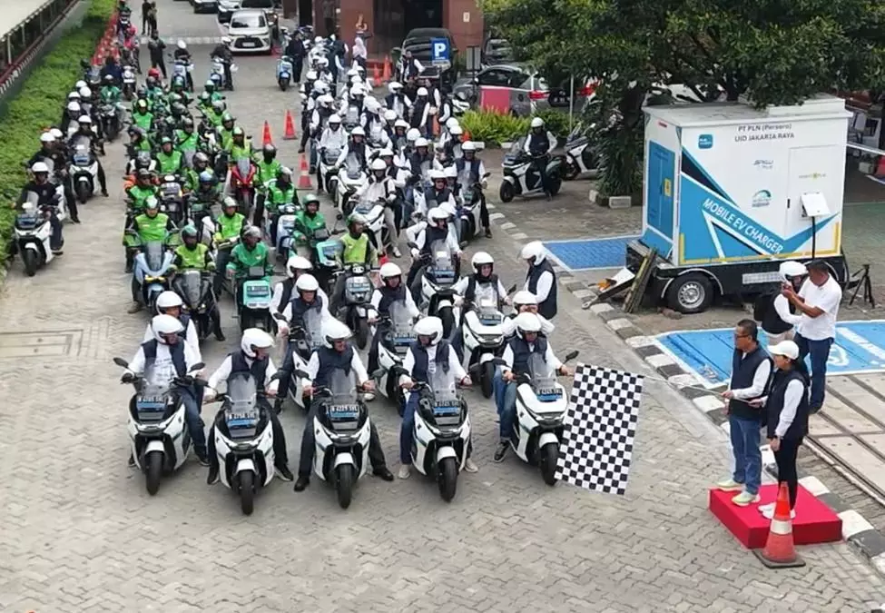 Gelar konvoi motor listrik bersama ojol, PLN kampanyekan kendaraan rendah emisi