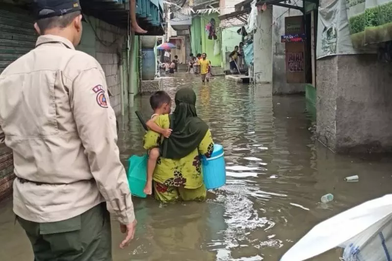Sejumlah lokasi di Jakut masih terendam banjir rob pada Kamis malam Sejumlah lokasi di Jakut masih terendam banjir rob pada Kamis malam