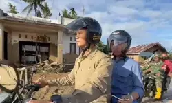 Gibran naik motor trail kunjungi lokasi bencana di Kabupaten Agam Gibran naik motor trail kunjungi lokasi bencana di Kabupaten Agam