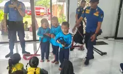 Satpol PP Brebes kenalkan profesi damkar dan reptil kepada 60 siswa KB