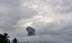 Gunung Ibu semburkan abu setinggi hingga 600 meter