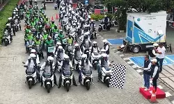 Gelar konvoi motor listrik bersama ojol, PLN kampanyekan kendaraan rendah emisi