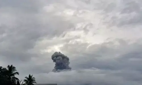 Gunung Ibu semburkan abu setinggi hingga 600 meter Gunung Ibu semburkan abu setinggi hingga 600 meter